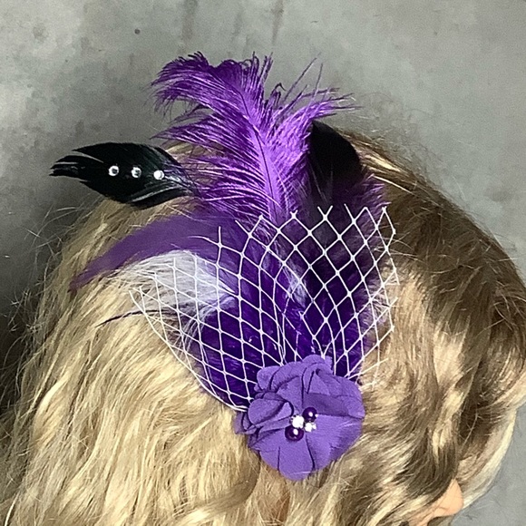 🌺 FEATHER FASCINATOR FLOWER PIN UP BURLESQUE COSPLAY HAIR PIECE COSTUME PURPLE - Picture 2 of 7